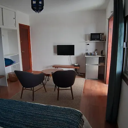 Homestay Con Balcon Y Banos Privados. *