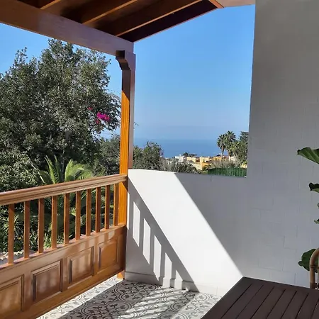 Homestay Con Balcon Y Banos Privados.